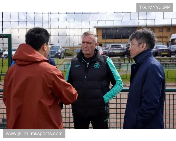 足球联赛在青训扶持中设立区域师资培训与教练认证中心，足球青训教练证书